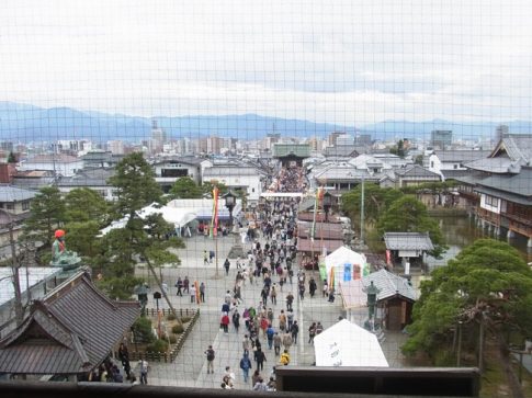 山門から見た長野駅方面の様子