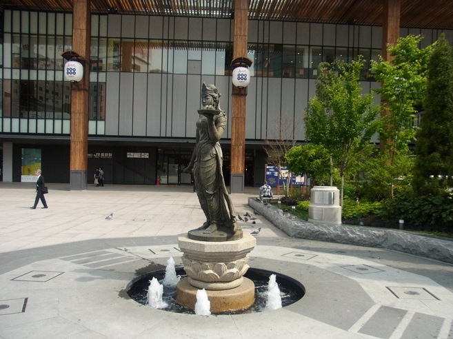 長野駅にある如是姫像