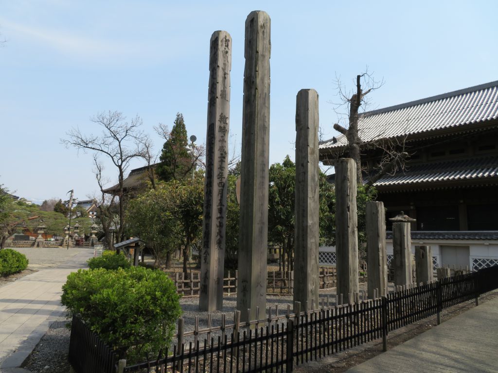 過去の回向柱が建ち並ぶ善光寺境内の林
