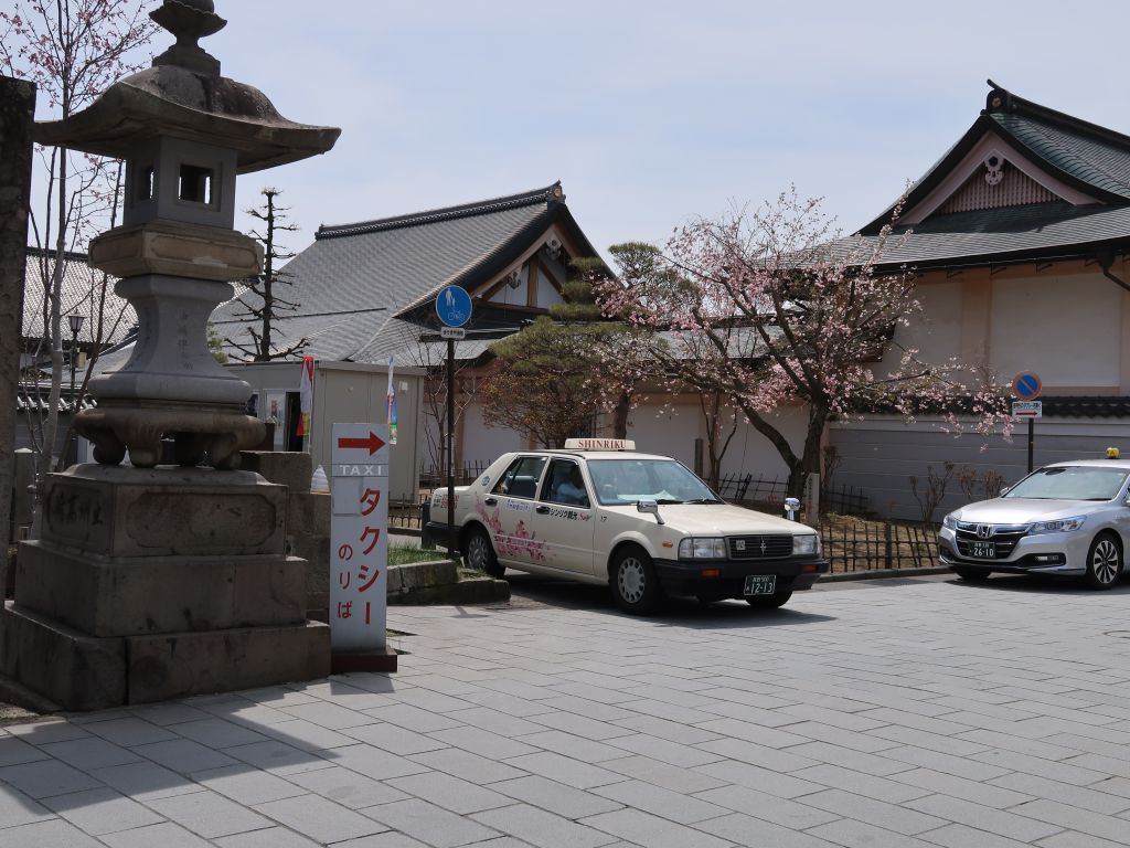 善光寺の仁王門にあるタクシー乗り場で待機するタクシー
