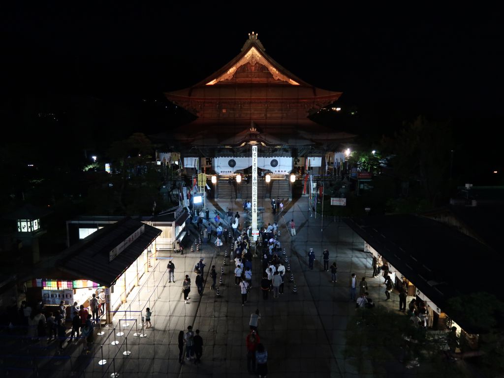 善光寺山門から見た夜間の本堂前の回向柱