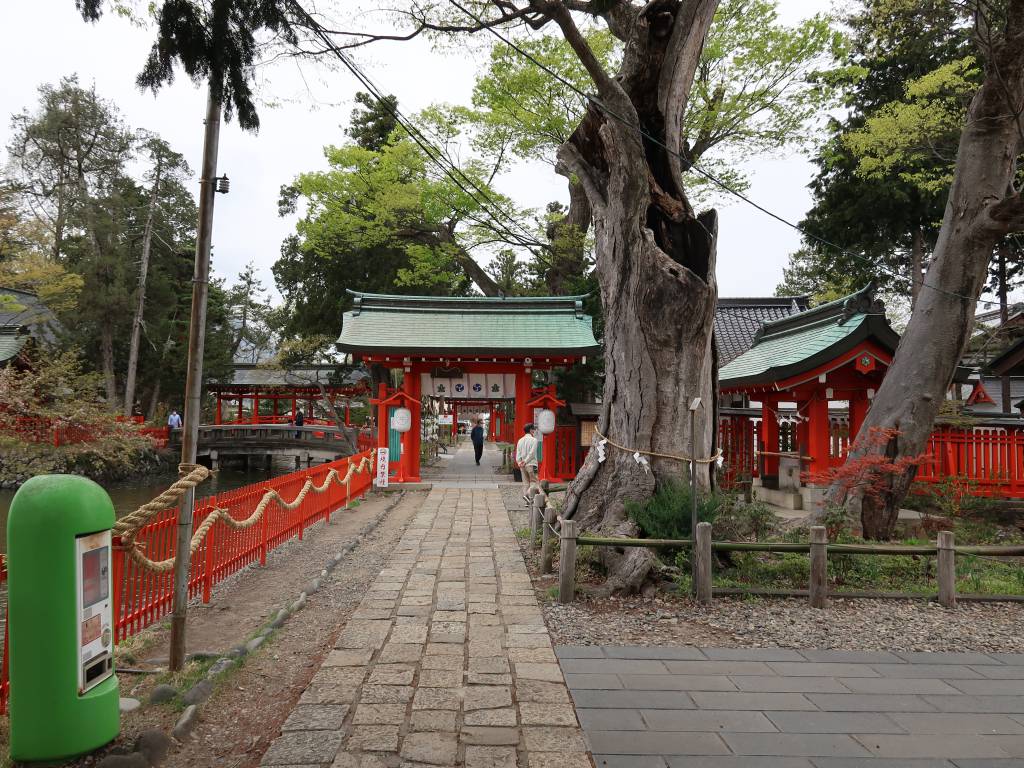 生島足島神社の境内