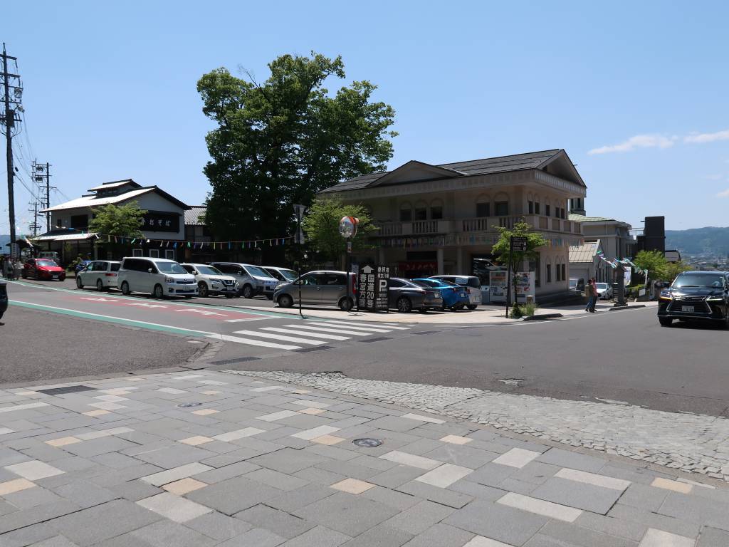 諏訪大社・下社秋宮の鳥居手前にある駐車場は満車です