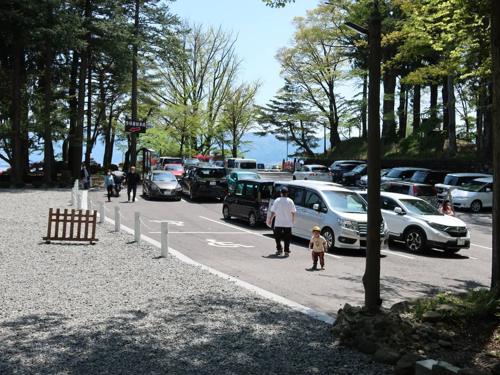 2022年御柱祭期間中の諏訪大社・下社秋宮の奥にある駐車場も混雑しています